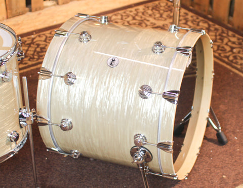 DW Collectors Maple 333 Creme Oyster Drum Set - 18x22,9x12,14x16 - SO#1203189